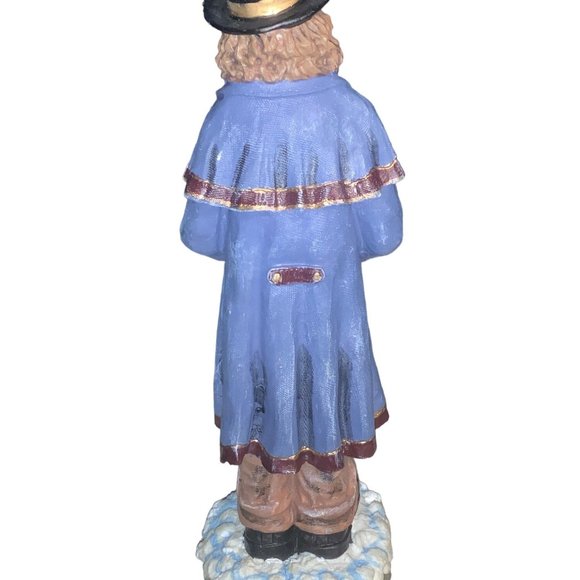 Cedar Creek Christmas Gentleman Caroler with Box - Picture 6 of 13